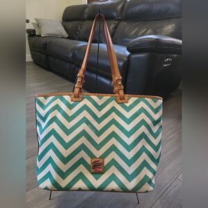 💙EUC Dooney and Bourke Chevron Tote
